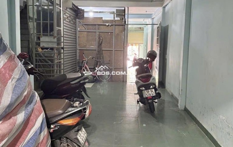 Bán nhà mặt phố Lạc Long Quân, Tân Bình: 140m2, 4 tầng, 6PN, vị trí vàng kinh doanh, sổ hồng chính chủ, giá chỉ 25 tỷ!